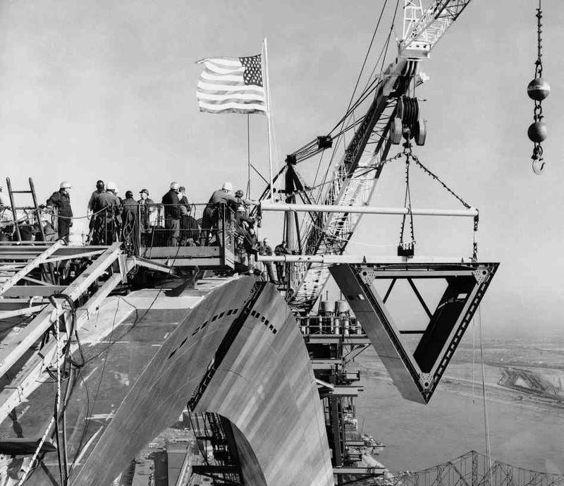 Illustration for article titled Photos of Famous Landmarks While They Were Still Under Construction